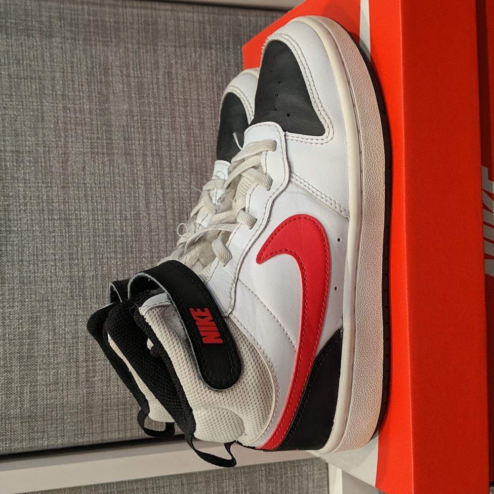 Boys Nike Sneakers sz 2